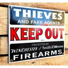 Keep out sign protected with firearms emaille bord